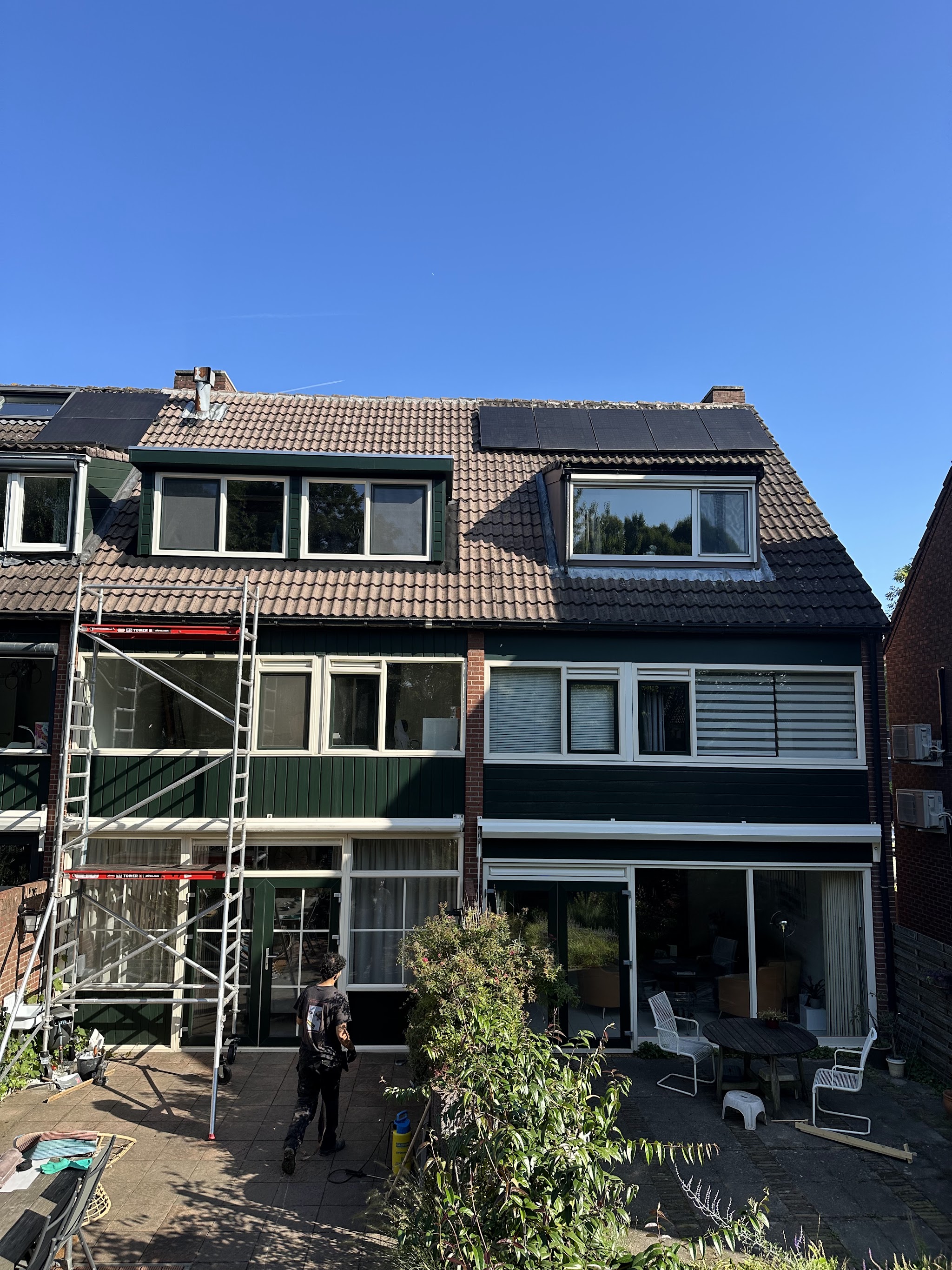 Achtergevel van een rijtjeswoning in de steigers tijdens het werk